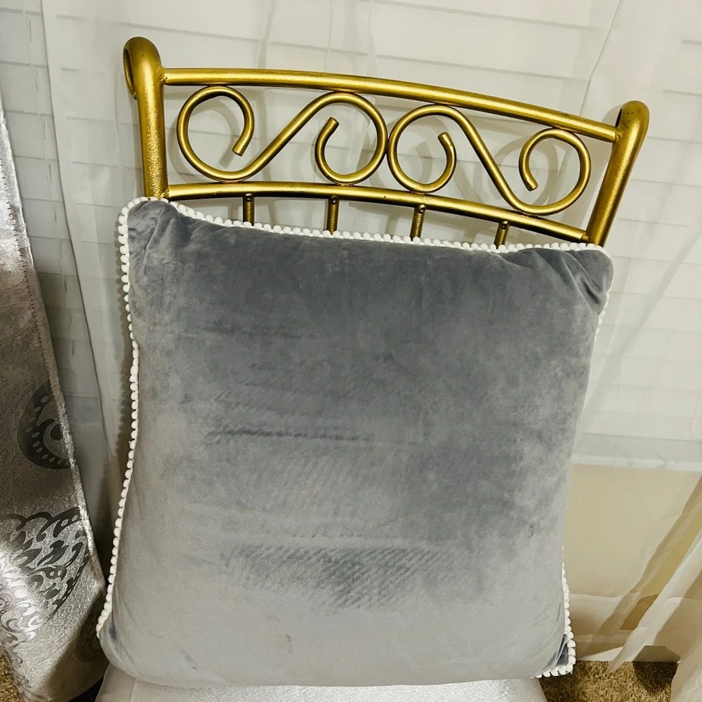 2 gray accent pillows - Picture 4 of 5